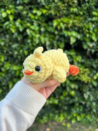 Bebé patito tumbado