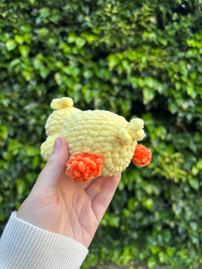 Bebé patito tumbado