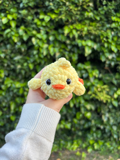 Bebé patito tumbado